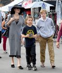 Angelina Jolie de compras por el mercadillo de Rosebowl con un muy cutre
