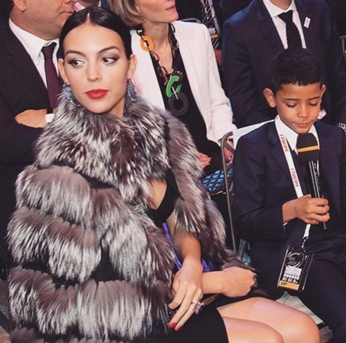 Georgina Rodríguez con un look elegante en la gala del Balón de Oro