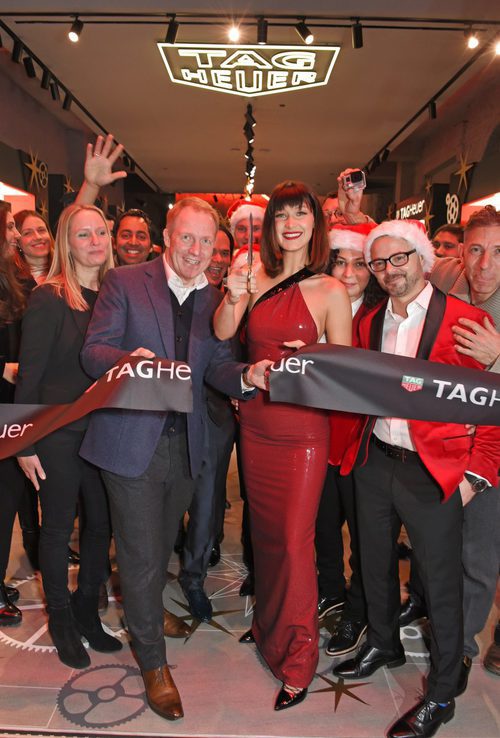 Bella Hadid junto con Rob Diver inaugurando la flagship boutique de Tag Heuer en Londres