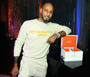 Swizz Baatz mostrando 'Defy El Primero 21 Swizz Beatz Edition' en el evento benéfico de Zenith en Nueva York