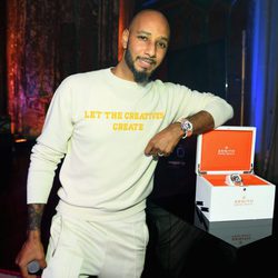Swizz Baatz mostrando 'Defy El Primero 21 Swizz Beatz Edition' en el evento benéfico de Zenith en Nueva York
