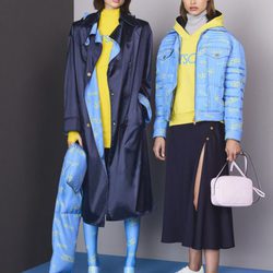 Total looks en azul y amarillo de la colección Pre-Fall 2018 de Versace