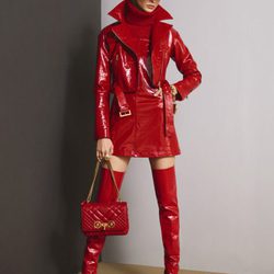 Total look red de la colección Pre-Fall 2018 de Versace