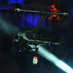 Dron con el reloj exclusivo de Zenith en la presentación benéfica en Nueva York