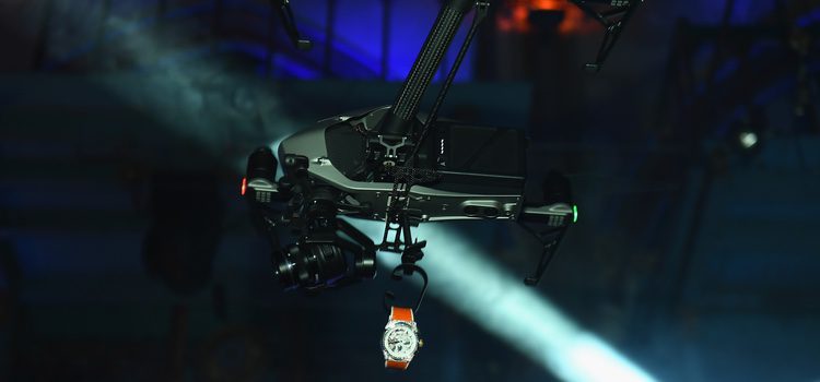 Dron con el reloj exclusivo de Zenith en la presentación benéfica en Nueva York