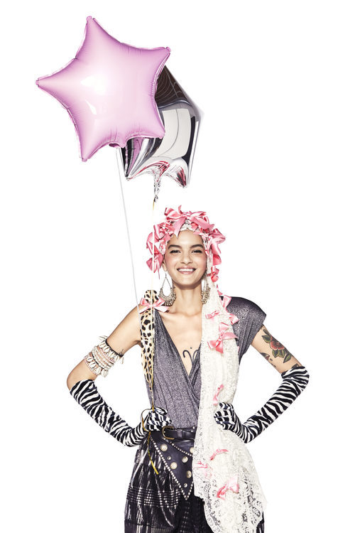 Modelo posando con body plateado de la colección navideña de Desigual