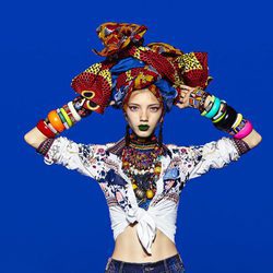 Modelo posando con prendas inspiradas en África de la colección de Navidad de Desigual