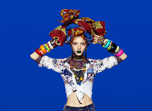 Modelo posando con prendas inspiradas en África de la colección de Navidad de Desigual