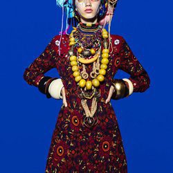 Modelo posando con vestido estampado inspirado en África de la colección de Navidad de Desigual