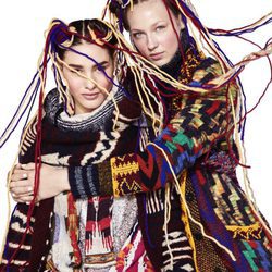Modelos posando con prendas multicolor de la colección de Navidad de Desigual