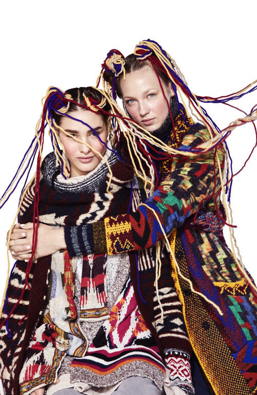 Modelos posando con prendas multicolor de la colección de Navidad de Desigual