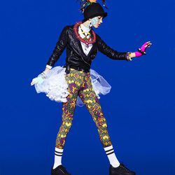 Modelo posando con legging con estampado inspirado en África de la colección de Navidad de Desigual