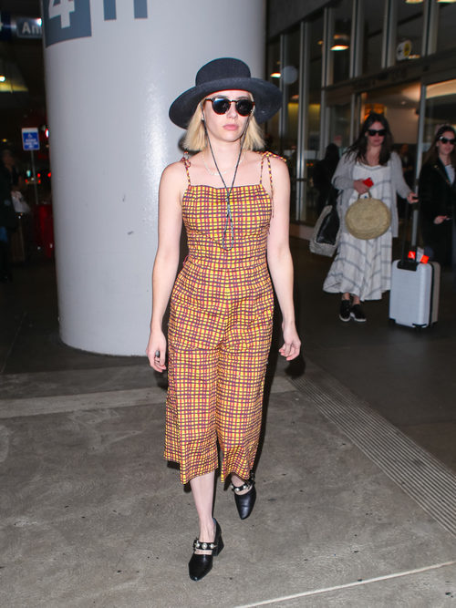 Emma Roberts con un mono amarillo a cuadros por la ciudad de Los Ángeles