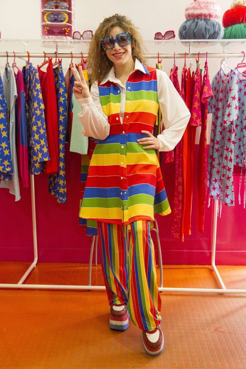 Cósima Rodriguez con un look de rayas a todo color para presentar su colección de gafas
