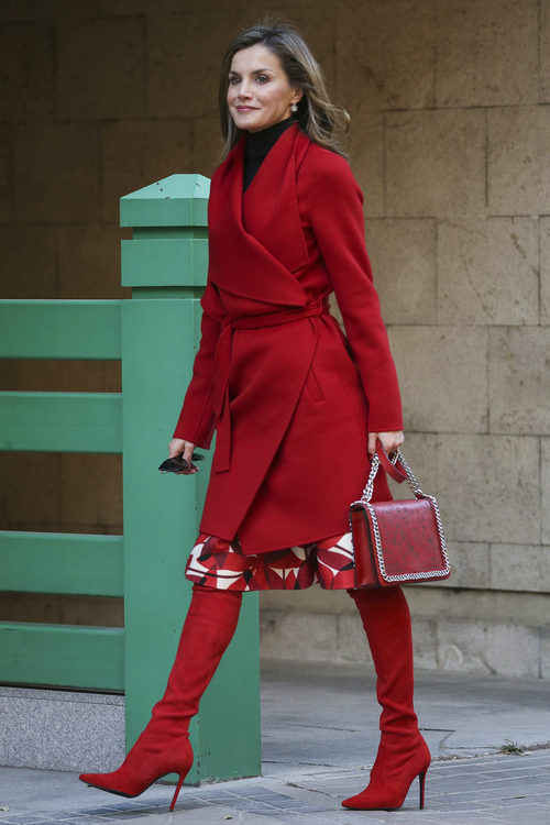La Reina Letizia luce un  espectacular total look en su color favorito: el rojo