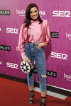 Anita del Rey con camisa rosa de satén en el estreno del musical 'Casi normales'