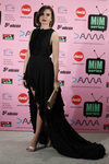 Verónica Echegui con vestido negro asimétrico en los Premios MIM 2017