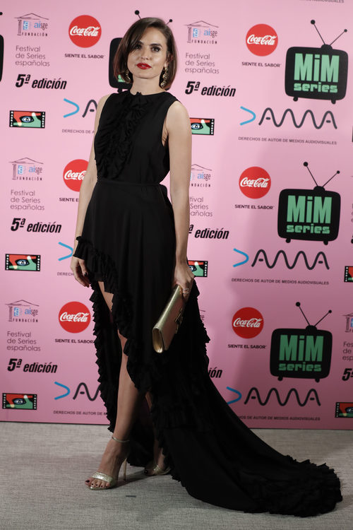 Verónica Echegui con vestido negro asimétrico en los Premios MIM 2017