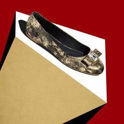 Manoletinas femeninas doradas de la colección Navidad 2017 de Salvatore Ferragamo