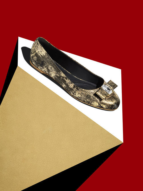 Manoletinas femeninas doradas de la colección Navidad 2017 de Salvatore Ferragamo