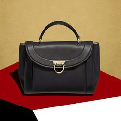 Bolso negro de la colección Navidad 2017 de Salvatore Ferragamo