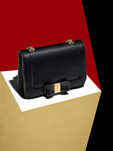 Bolso negro y dorado de la colección Navidad 2017 de Salvatore Ferragamo