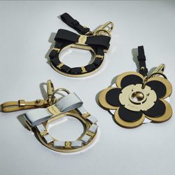 Accesorios para el bolso de la colección Navidad 2017 de Salvatore Ferragamo