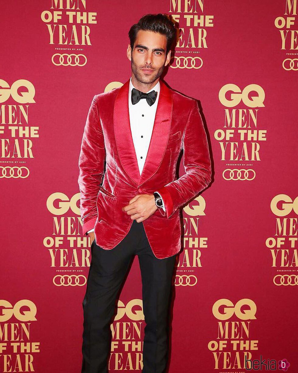 Jon Kortajarena con americana de terciopelo en premios hombre del año en Australia