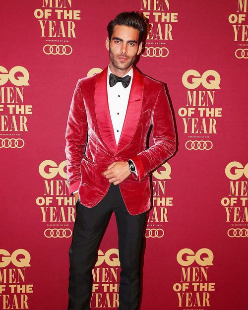 Jon Kortajarena con americana de terciopelo en premios hombre del año en Australia