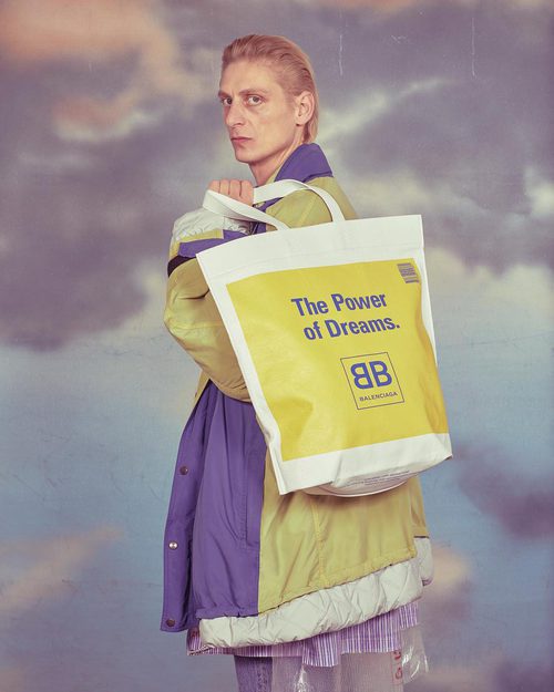 Abrigo masculino de la firma Balenciaga de la temporada primavera/verano 2018