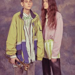 Prendas de rayas y chaqueta de la firma Balenciaga de la temporada primavera/verano 2018