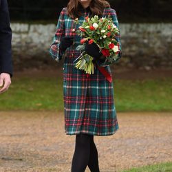 Kate Middleton con un abrigo de cuadros escoceses en la Misa de Navidad 2017 en Sandrigham