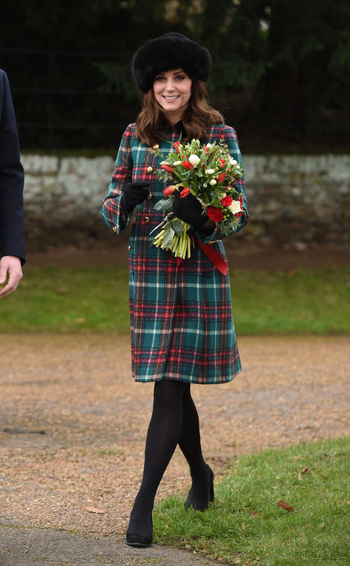 Kate Middleton con un abrigo de cuadros escoceses en la Misa de Navidad 2017 en Sandrigham