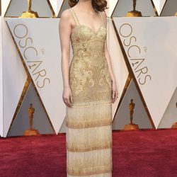 Emma Stone con vestido de Riccardo Tisci en la alfombra roja de los Oscar