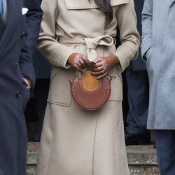 Meghan Markle con abrigo camel en la capilla de Sandringham con la Familia Real Británica