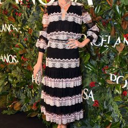 Nieves Álvarez con un vestido blanco y negro en la inauguración de una tienda de Porcelanosa en Málaga