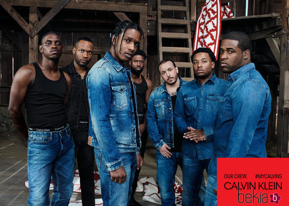 Varios cantantes de hip-hop posando con prendas denim de la campaña 'Our Family. #MYCALVINS.'