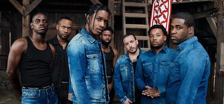 Varios cantantes de hip-hop posando con prendas denim de la campaña 'Our Family. #MYCALVINS.'