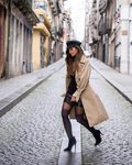 Sara Carbonero con un street style con gabardina camel larga
