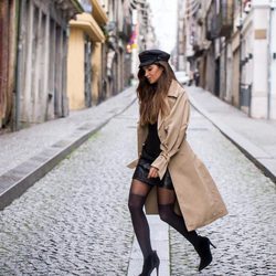 Sara Carbonero con un street style con gabardina camel larga
