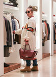 Jennifer Lopez de compras navideñas en Los Ángeles con un cárdigan de Gucci