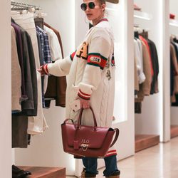Jennifer Lopez de compras navideñas en Los Ángeles con un cárdigan de Gucci