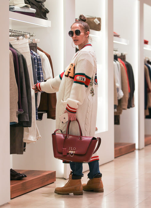Jennifer Lopez de compras navideñas en Los Ángeles con un cárdigan de Gucci