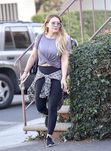 Hilary Duff con una camisa atada a la cintura paseando por Los Ángeles.