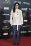 Begoña Villacís con chaqueta blanca en la presentación del circo mágico de Madrid