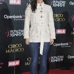 Begoña Villacís con chaqueta blanca en la presentación del circo mágico de Madrid