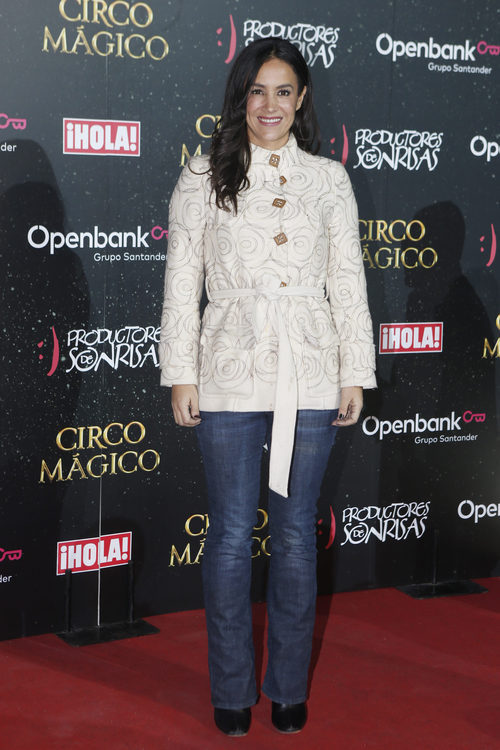 Begoña Villacís con chaqueta blanca en la presentación del circo mágico de Madrid
