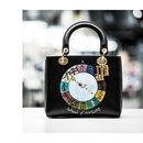 Bolso negro de Maria Grazia Chiuri de la colección crucero 2018 'Wheel of fortune' de Dior