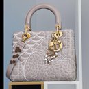 Bolso gris diseñado por David Wiseman de la colección 'Lady Dior Art' de la firma de lujo Dior