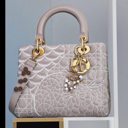 Bolso gris diseñado por David Wiseman de la colección 'Lady Dior Art' de la firma de lujo Dior